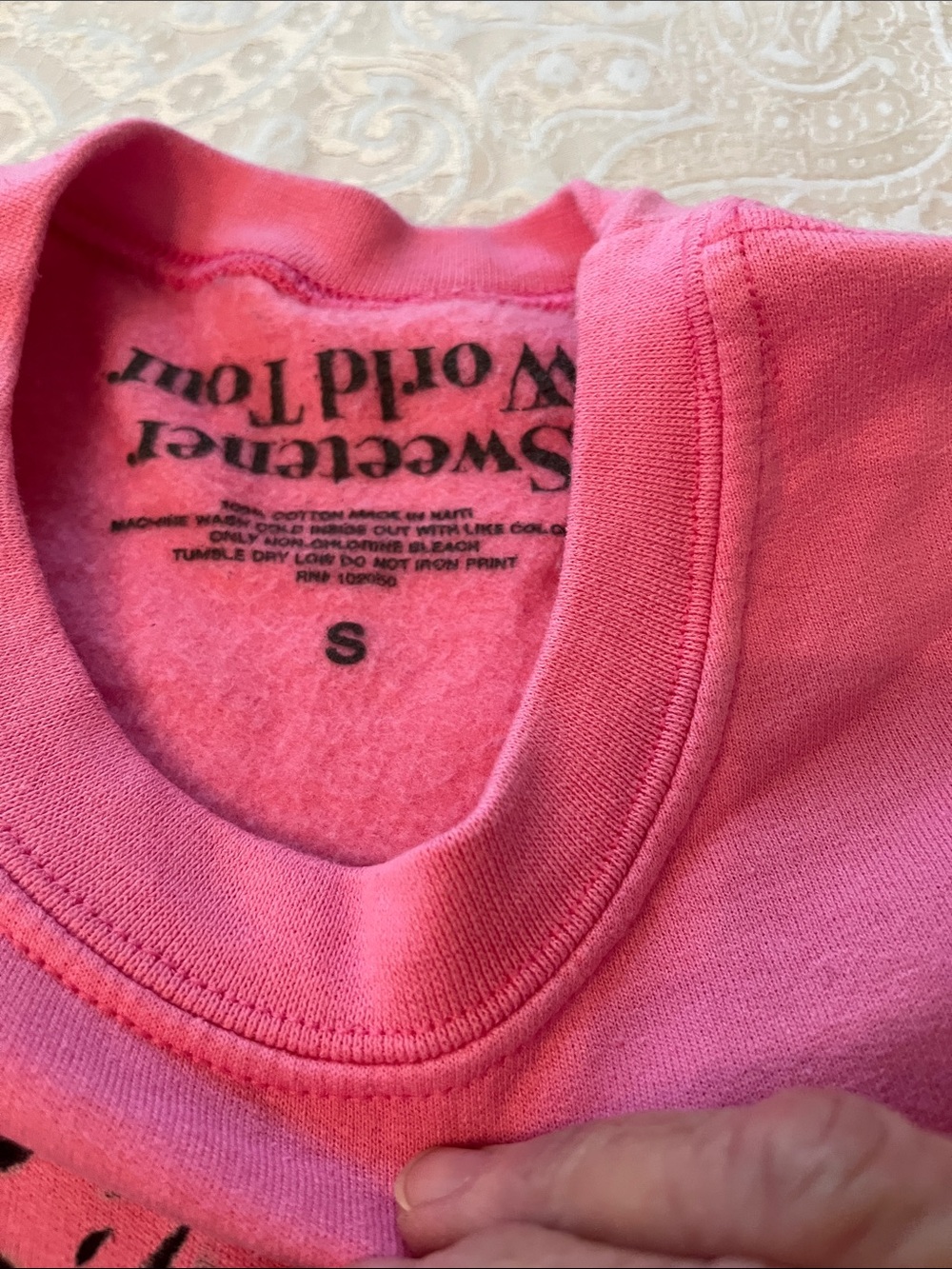 Pink Ariana Grande Pink 7 Rings Silhouette Crewneck Sweathshirt Size Small EUC - Picture 2 of 4